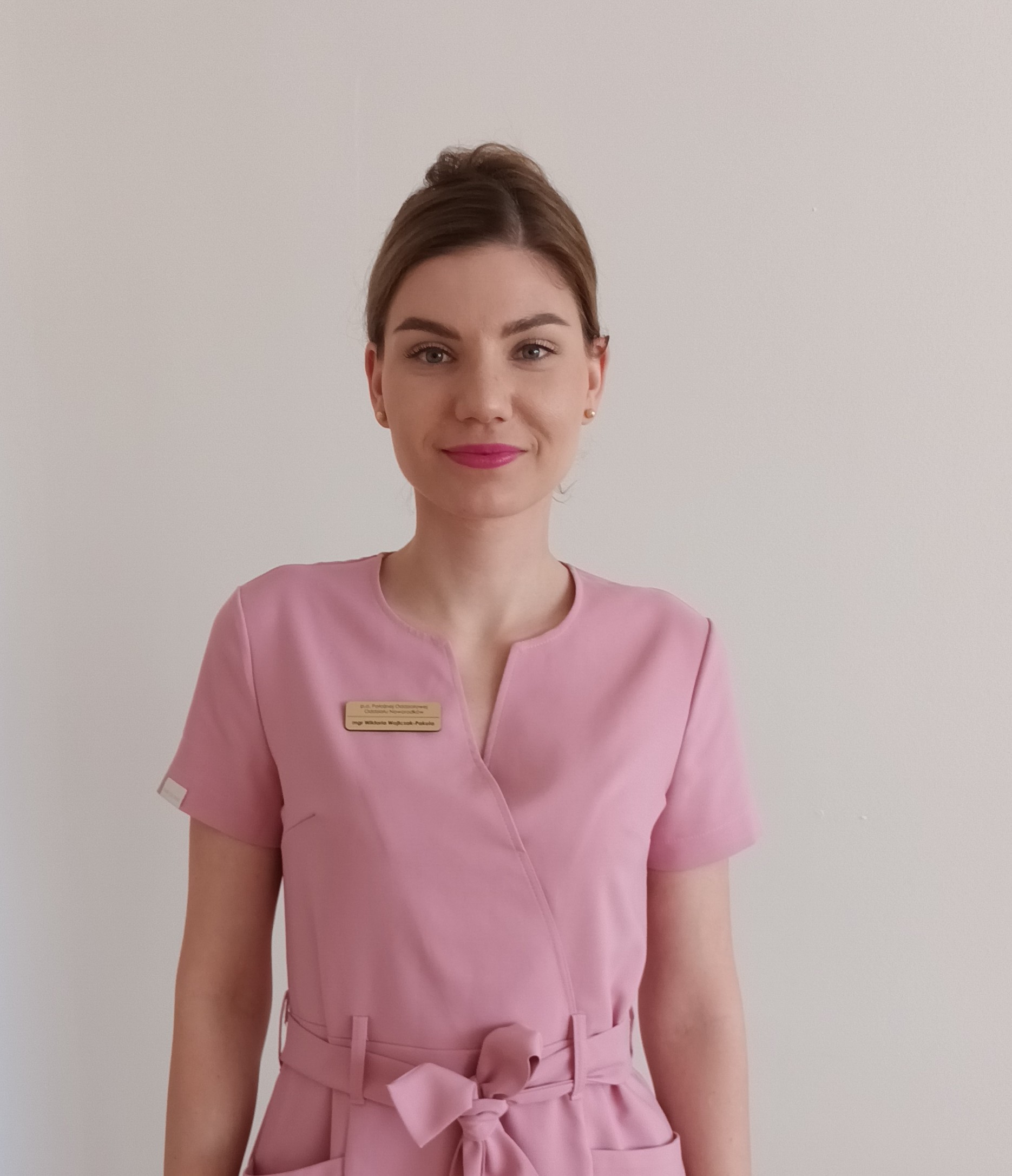 obraz przedstawia położną oddziałową Oddziału Noworodk&oacute;w