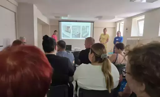 grafika przedstawia zebrane osoby w świetlicy szpitala