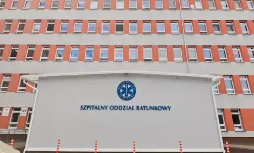 Grafika przedstawia napis Szpitalny Oddział Ratunkowy na ścianie ZOZ w Łęczycy